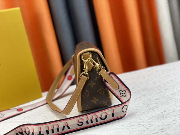 ルイヴィトンバッグ背面デザイン